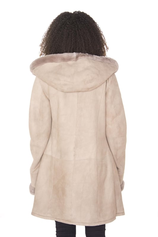 Las chaquetas de piel de oveja ganaron una enorme popularidad entre las celebridades en los años 1940 y 1950 y han sido consideradas como un símbolo de estatus para las mujeres durante varios períodos de tiempo. Nuestras chaquetas están confeccionadas con piel de oveja de doble cara de la más alta calidad y cuentan con un forro de lana grueso que es famoso por su capacidad natural para retener el calor corporal, lo que la convierte en la opción de material ideal durante el invierno. Esta chaqueta presenta un acabado de gamuza que se combina con un diseño minimalista para darle a esta chaqueta una elegante sensación de prestigio. La parte delantera de la chaqueta se mantiene tradicional con cuatro botones que sujetan la chaqueta hasta una capucha de piel de oveja, que cuenta con un forro grueso para mayor comodidad y para emitir un atractivo lujoso. Este abrigo aparece en combinaciones de colores premium beige y tostado, que son tonos cálidos que combinan bien con una variedad de colores y estilos. â€¢ Fabricado con piel de oveja de doble cara de alta calidad â€¢ El forro de piel de oveja grueso es famoso por brindar calidez y comodidad â€¢ Equipado con un cierre abotonado