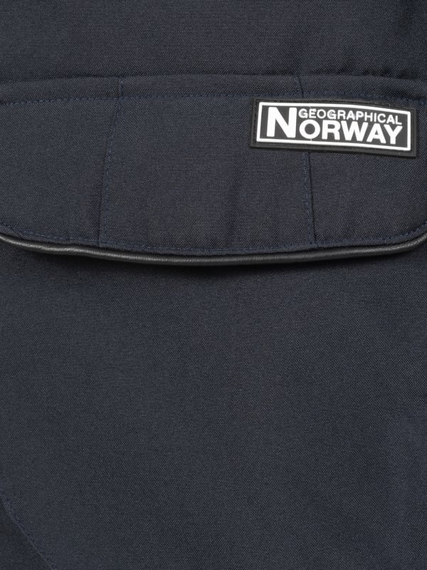 Geographical Norway Chaqueta de Invierno para Hombre Parka H-355: Tu compañero perfecto para los días fríos. Calidez y estilo combinados. La chaqueta de invierno para hombre Parka H-355 de Geographical Norway es más que solo una chaqueta: es tu nuevo compañero favorito para los fríos días de invierno. Con su cálida fornitura y el elegante cuello de pelaje sintético en la capucha, no solo te mantendrá agradablemente abrigado, sino que también te dotará de un look inconfundible. Esta chaqueta es imprescindible para cualquier hombre que valore el estilo y la comodidad.

Funcionalidad se encuentra con comodidad. Esta chaqueta de invierno no solo te protege del frío, sino que también ofrece una alta funcionalidad. Equipado con varios bolsillos, incluidos dos grandes bolsillos laterales y dos bolsillos en el pecho, tendrás suficiente espacio para guardar tus utensilios más importantes de manera segura. El robusto cierre de cremallera y los botones adicionales aseguran que el viento no pueda entrar. Ya sea que estés dando un paseo por la ciudad nevada o planeando una excursión a la naturaleza, esta chaqueta te acompañará de manera fiable.

Calidad en la que puedes confiar. Geographical Norway representa la más alta calidad y durabilidad. La chaqueta de invierno Parka H-355 está hecha de materiales de alta calidad que no solo te mantienen caliente, sino que también son a prueba de viento y repelentes al agua. La cuidadosa elaboración y el diseño atemporal hacen de esta chaqueta un compañero a largo plazo en tu guardarropa de invierno. Invierte en calidad y disfruta la temporada fría con estilo y bien protegido.