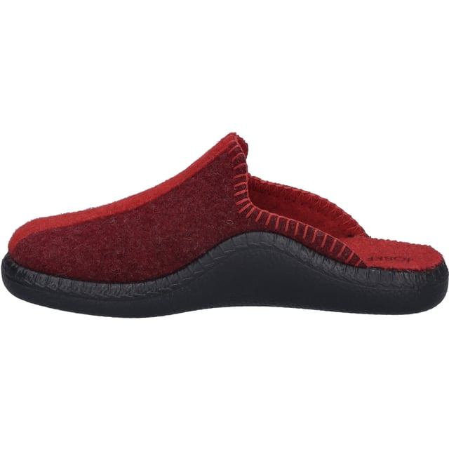 Entdecke den Monaco Damen 62 von JOSEF SEIBEL, einen Hausschuh, der Gemütlichkeit und Tradition in einem atemberaubenden bordeaux-kombi präsentiert. Dieser Schuh für Damen ist die perfekte Wahl für die Momente der Entspannung zu Hause, während der Herbstsaison. Gefertigt in der bewährten Direktbesohlungsmethode, bei der die schwarze PU-Sohle direkt in die Sohlenform eingespritzt wird und sich nahtlos mit dem aus Filz gefertigten Oberteil verbindet, bietet dieser Schuh eine unübertroffene Weichheit, Flexibilität und Leichtigkeit. Das Ergebnis ist ein Hausschuh, der sich durch seine Polyurethan-Sohle auszeichnet, welche für ihre ausgezeichneten Dämpfeigenschaften bekannt ist und dabei wesentlich leichter als Gummi ist. Der Monaco Damen 62 ist Teil der Relax-Kollektion von JOSEF SEIBEL, die für ihre Passformgarantie und erstklassige Qualität steht. Mit diesem Schuh erlebst du unvergleichlichen Tragekomfort, der dich durch alle Tätigkeiten im Indoor-Bereich begleitet, sei es beim Entspannen nach einem langen Tag oder beim Genießen der Freizeit mit Familie und Freunden. JOSEF SEIBEL setzt mit diesem Modell auf Slow Fashion, um eine nachhaltige Alternative in der schnelllebigen Modebranche zu bieten. Durch die Direktbesohlung und die hochwertigen Materialien ist der Monaco Damen 62 ein Paradebeispiel für langlebige Schuhe, die sowohl für den Hersteller als auch für den Träger von Bedeutung sind. Mit seinem einzigartigen bordeaux-kombi Farbton und der gemütlichen Ausstattung ist dieser Hausschuh ein Muss für jede Dame, die Wert auf Qualität, Komfort und Nachhaltigkeit legt.