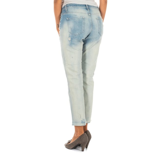 Long denim pants.
 Zipper and button closure on the front.
 Waist with belt loops.
 Two open pockets and mini pocket on the front.
 Two open pockets on the back.
 Metallic application of the brand name and logo, on the back of one of the pockets.
 Straight cut bottoms.
 Seams seen in tone.
 Composition: 98% Cotton, 2% Elastane
 Care:
- Wash maximum at 40ºC.
 - Iron at medium temperature, max. 110ºC.
 - Allows you to use a dryer.
 - Do not use bleach.
 - Does not support dry cleaning.