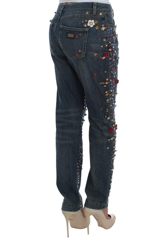 Marca: Dolce & Gabbana.
  Estilo: Boyfriend fit.
  Color: Azul claro lavado.
  Material: 68 % algodon 10 % laton 10 % cristal 10 % plastico 2 % elastano.
  Fly: Bragueta con cremallera y cierre de boton.
  Cristal: Multicolor.
  Coleccion: Sicilia encanta.