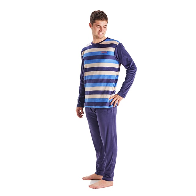 Descubre el confort y la elegancia del pijama para caballero de Munich.

Diseñado en lujoso terciopelo, este pijama hombre invierno es perfecto para disfrutar de las noches frías con un toque de sofisticación. Su suave textura proporciona una calidez excepcional, ideal para relajarte en casa.

El conjunto incluye una camiseta de manga larga que destaca por su diseño moderno, adornada con gráficos de la marca.

Por otro lado, los pantalones cuentan con una cintura elástica ajustable que garantiza un ajuste perfecto y libertad de movimiento. Además, están diseñados con prácticos bolsillos laterales, ideales para llevar tus objetos esenciales mientras disfrutas de momentos de relajación.

Las costuras vistas a tono añaden un detalle sutil pero elegante.

Añade un toque de lujo a tus noches con este pijama de terciopelo que redefine la relajación.
 Composición: Camiseta: 95% Poliéster, 5% Elastano; Pantalón:  95% Poliéster, 5% Elastano.
 Cuidados:
-Lavar en un ciclo suave.
-Siempre usar agua fría o tibia. 
-No usar secadora. Es mejor secarlo al aire. 
-Si es necesario, planchar a temperaturas bajas.
-No usar blanqueadores.