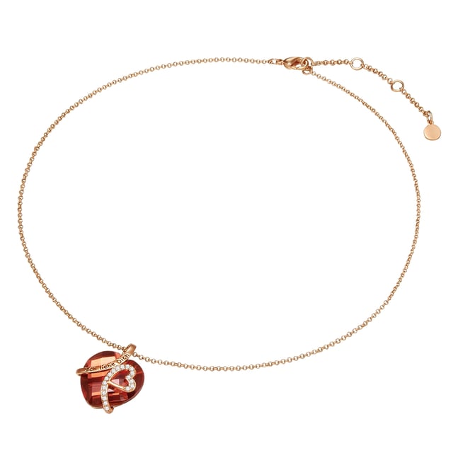 A piece of jewelry for the really big feelings: With this chain of the jewelry label Rafaela Donata, they say "I love you" in an impressive way. The focus is on the heart -shaped glass trailer, in the numerous facets of which the light breaks. A filigree curved band made of rose -gilded metal decorated with zirconia sets sparkling accents and bears the engraved love message "I love you". The extraordinary trailer dangles on a rose -gold -colored anchor chain, which, thanks to an extension chain with a carabiner closure, can be easily and quickly adapted to the cleavage. A gift for a birthday or Valentine's Day cannot be more romantic!
