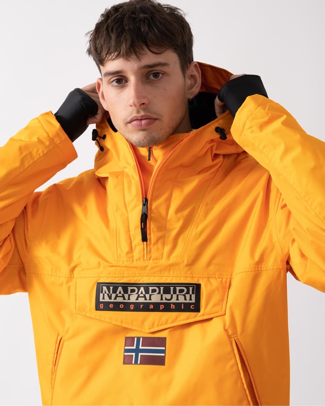 The embodiment of Napapijri's heritage, the Rainforest has been keeping people warm and sleek since 1995. The beloved anorak returns with new rubber branding, a double-zip fastening, ventilation eyelets and an adjustable hem and hood. It's built for the outdoors with breathable, water-resistant fabric and down-free, recycled padding insulation that provides lightweight warmth in cold weather.

Anorak
Waterproof fabric: 3000Mmh20 (suitable for light rain and snow)
Breathable fabric: MVP 3000G/m2-24 hour
Critically taped seams
Side zip fastening
Advanced hood regulation
Ventilation eyelets
Inner cuffs
Adjustable hem
Additional inner collar opening
Patches
Printed details

Main fabric: 100% Recycled PolyesterLining: 100% Recycled PolyesterPadding: Comfortemp® Padding 100% Recycled Polyester
NA4IB9
 