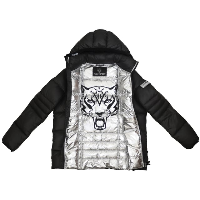 Mant�ngase elegante y elegante con la chaqueta negra acolchada Plein Sport. El dise�o simple agrega un toque de sofisticaci�n, mientras que el interior acolchado asegura el calor y la comodidad. �Perfecto para cualquier individuo de moda! Palabos frontales de cierre de cremallera, 2 bolsillos de cierre de cremallera, capa de cierre central de cremallera, relleno: 100% poliamida, forro: chaqueta acolchada de 100% de poli�ster, estilo de cierre de cremallera: UPPS26E 99