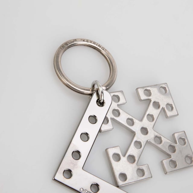 Off White Arrow Charm in silver - gunmetal.- Silver-tone and gunmetal key chain with Off-White branding.- Presented in branded gift box.- 100% Metal.  Nickel free.- Ref: OMRE0120017277