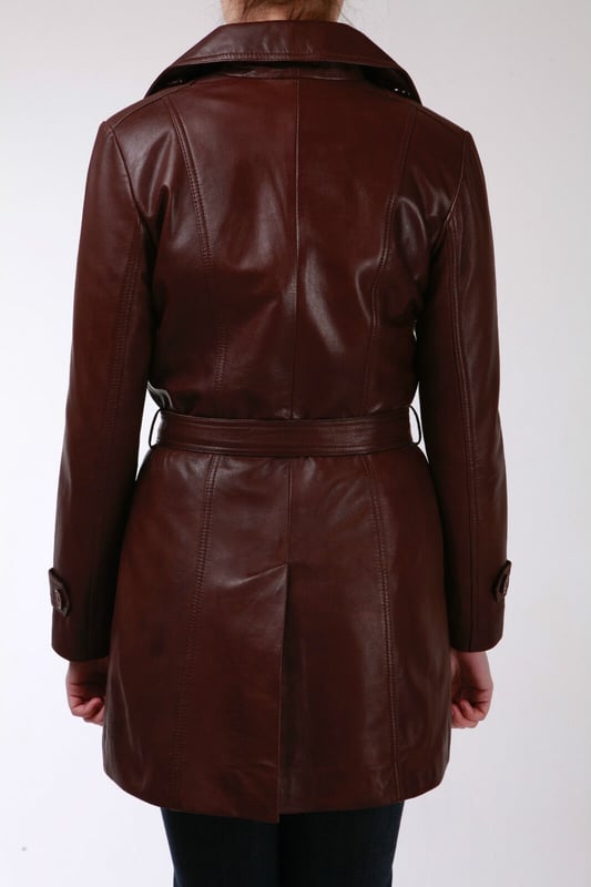 Verhoog je stijl met ons Ã‚Â¾ lange leren jack, ontworpen voor verfijning en veelzijdigheid in alle seizoenen. Dit jasje belichaamt de klassieke trenchcoatstijl, met een dubbele rij knopen die kan worden vastgemaakt met drie knopen voor een gepolijste look of open kan blijven voor een relaxte sfeer. De eigentijdse verstelbare tailleband voegt een chique toets toe aan het kledingstuk en versterkt het unieke karakter. Belangrijke ontwerpelementen:  Vervaardigd uit 100% premium ultrazacht nappaleer voor ongeëvenaarde kwaliteit en comfort. Inclusief een leren tailleband die een aanpasbare en flatterende pasvorm mogelijk maakt. Twee subtiele taillezakken bieden functionaliteit en opbergruimte. Double-breasted ontwerp met een sluiting met drie knopen en een brede revers met inkepingen voor een tijdloze stijl. Unieke strikbanden bij de manchetten bieden karakter en verstelbaarheid voor comfort.  /ul> Deze jas combineert moeiteloos klassieke trench-elementen met eigentijdse flair, waardoor het een veelzijdige toevoeging aan je garderobe is. Ervaar verfijning en stijl met dit uitzonderlijke stuk.