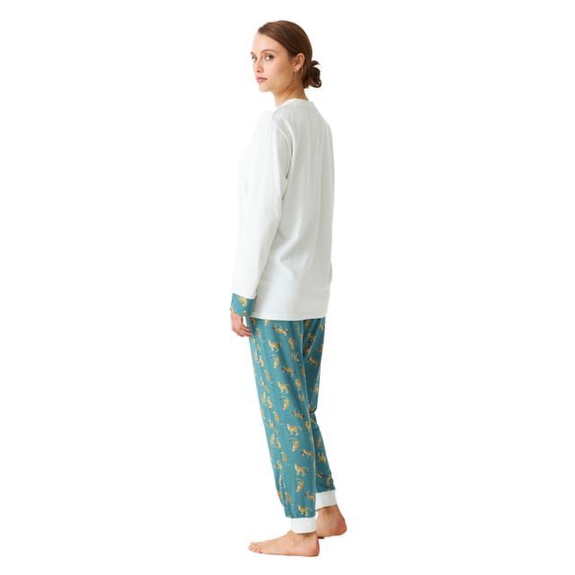 Långärmad pyjamas och långbyxor J and J Brothers.\n Turkos färg\n Vanlig t-shirt med V-ringning.\n Mjuk textur.\n Långa tryckta byxor med elastisk midja som kan justeras med en dragsko.\n Öppna fickor framtill.\n Sömmarna syns i ton.\n\n Sammansättning: T-shirt: 94% bomull, 6% elastan; Byxor: 95% modal, 5% elastan.\n\n -Tvättas i max temperatur. 30º.\n -Använd inte blekmedel.\n -Torka i max temperatur. 110º.\n -Har inte stöd för kemtvätt.\n -Tillåter inte användning av torktumlare.\n Sammansättning: T-shirt: 94% bomull, 6% elastan; Byxor: 95% modal, 5% elastan.\n Skötsel:\n-Tvätta i max temperatur. 30º.\n -Använd inte blekmedel.\n -Torka i max temperatur. 110º.\n -Har inte stöd för kemtvätt.\n -Tillåter inte användning av torktumlare.