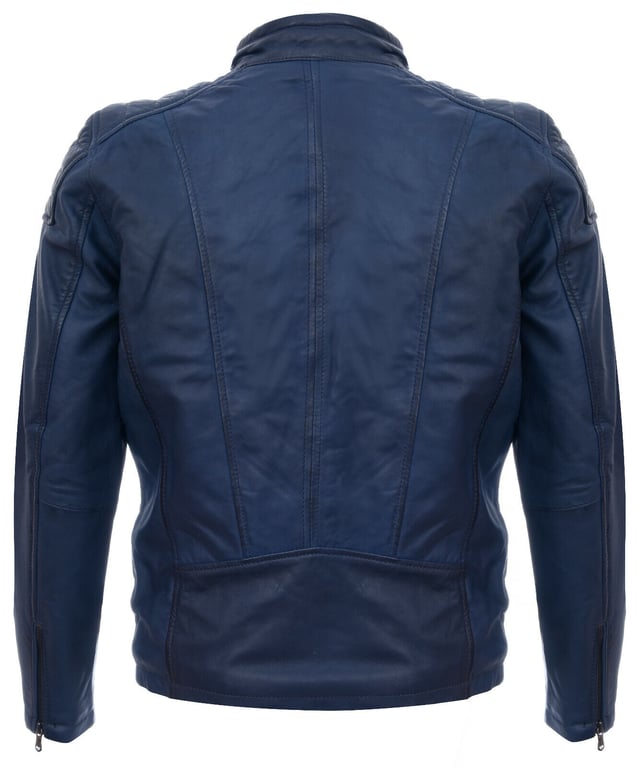 Imbuida del espíritu clásico de un motorista, esta chaqueta clásica moderna personifica el espíritu de las carreras con paneles acolchados en los hombros y está terminada en un lujoso cuero napa suave. Para mayor practicidad, cuenta con 2 bolsillos con cremallera en el pecho y 2 bolsillos en la cintura. Para brindar un ajuste más personalizado, la chaqueta tiene un ajuste entallado. Esta prenda es práctica, duradera y adecuada para cualquier ocasión, y será la incorporación perfecta a su guardarropa.