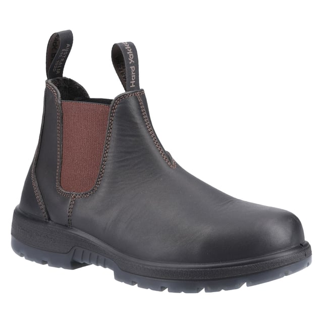 Die Hard Yakka Brumby Soft Toe Dealer Boots kombinieren Haltbarkeit und Komfort für harte Arbeitsumgebungen. Mit einem wasserfesten Obermaterial aus geöltem Vollnarbenleder und einer robusten PU/TPU-Konstruktion halten diese Stiefel Ihre Füße trocken und geschützt. Innen bieten Repreve-Futter und eine Premium-Lederkappe (1,8 mm-2 mm) eine bequeme Passform, während sich das PU/Memory-Schaum-Fußbett zur Dämpfung an Ihren Fuß anpasst. Zu den Sicherheitsmerkmalen gehören ein Kickguard-Zehenschutz, eine nichtmetallische durchtrittsichere Platte und eine SRC-zertifizierte rutschfeste Außensohle für hervorragende Traktion. Mit extra langen Zugschlaufen für einfaches Tragen und antistatischen Eigenschaften sind die Brumby Dealerboots die ideale Wahl für zuverlässige, nachhaltige Arbeitsschuhe.
- Obermaterial aus wasserabweisendem, geöltem Vollnarbenleder
- Repreve-Innenfutter mit Lederabdeckung
- Extralange Zugschlaufen
- PU-/Gedächtnisschaum-Einlegesohlen
- Kickguard-Zehenschutz
- Rutschfeste TPU-Laufsohle
- Durchtrittsichere Mon-Metall-Platte
- Hartes Yakka-Branding