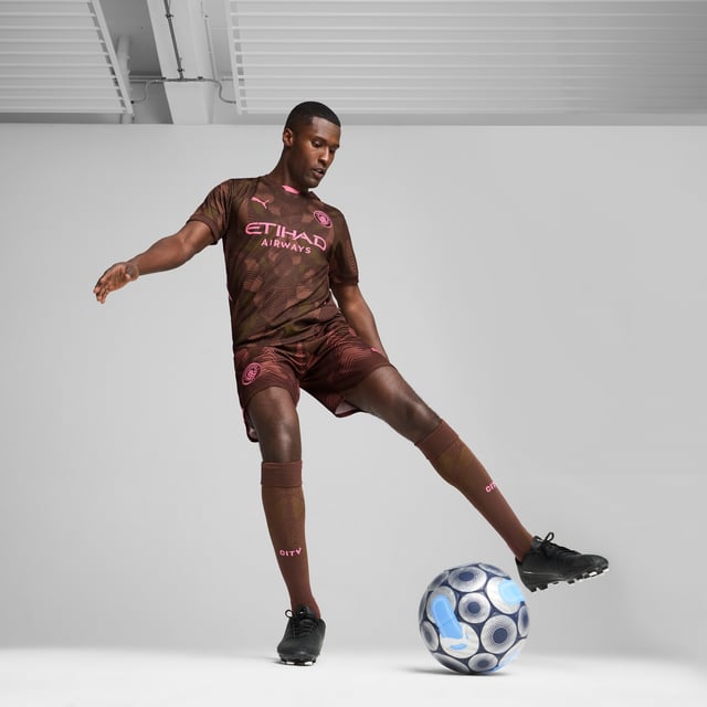 PRODUCT STORY : Defend your goal like Manchester City's finest in this official 24/25 short-sleeved goalkeeper jersey. Lightweight, breathable and cut for action, it features our moisture-wicking dryCELL fabric to keep you feeling cool, comfortable and focused. FEATURES & BENEFITS :  dryCELL: Performance technology designed to wick moisture from the body and keepyou free of sweat during exercise. As part of the RE:FIBRE program, this garment is made of at least 95% recycled material from textile waste and other used materials.  DETAILS :  Regular fit. 170 gsm, Jacquard. Crew neck. Short sleeves. Official team branding.  Our model is 180 cm tall and is wearing size  M UK.