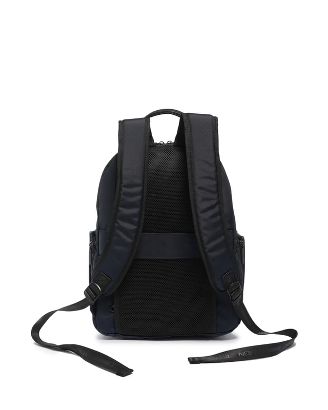 Mochila de hombre. El cierre es con cremallera. Los bolsillos internos son uno con cremallera. En la parte delantera hay dos bolsillos externos con cremallera. Falta la correa para el hombro. El mango está fabricado en nailon. Hay un compartimento interno. El material exterior es nailon y ecopiel. Internamente está forrado en tejido 70% algodón - 30% poliéster. Medidas: 32x40x12 cm. Producto de moda