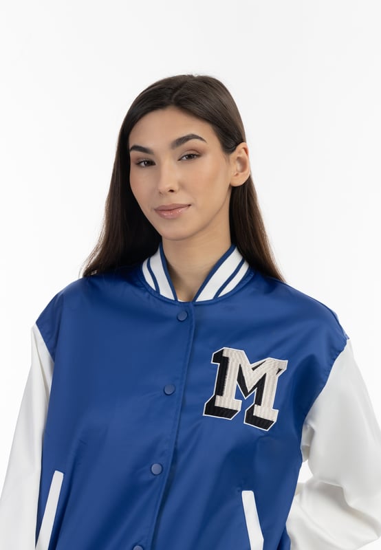 Dit varsity-jack van myMo is geïnspireerd op de klassieke college-stijl en is een absolute topper! Het is gemaakt van een glanzende satijnen stof, heeft een hoogwaardige afwerking en klassieke tweekleurige mouwen en zoom. De gestreepte ribboorden, de steekzakken en de geborduurde M-patch zorgen voor een authentieke retrolook.