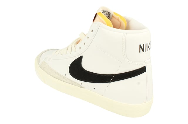 Zapatillas Nike Blazer Mid 77 VNTG con logo negro y blanco Blazer Mid 77 Zapatillas Altas, Zapatos Blancos, Zapatillas Altas Blancas Nike, 100% Cuero, Blazer Mid, Estilo Vintage, Garrapata Negra, Cierre De Cordón, Zapatillas Altas, Años 77, Insignia De La Marca En El Lado Del Zapato, Hecho En Indonesia