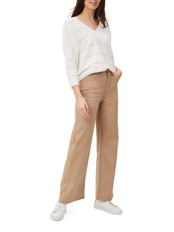 Discover the perfect blend of style and comfort with our Viona Flare Jeans in a versatile stone shade. Ideal for your casual chic days!