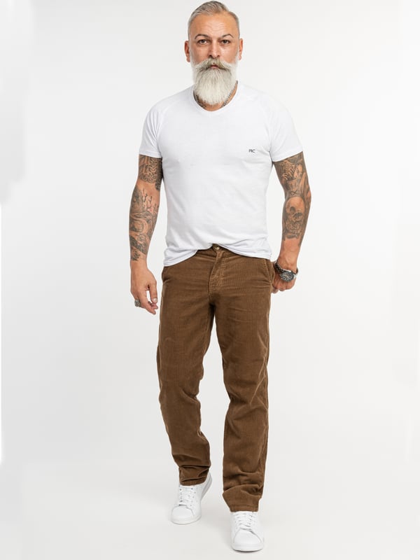 Wenn Sie nach stylischen Beinkleidern suchen, dann sind Sie bei Rock Creek an der richtigen Adresse. Die Marke bietet eine Vielzahl an modischen Hosen für Damen und Herren. Wählen Sie zwischen lässigen, eleganten und extravaganten Modellen und finden Sie die ideale Hose für Ihren Stil. Die verschiedenen Modelle begeistern mit einer hohen Materialqualität, einer hervorragenden Verarbeitung und einem angenehmen Tragegefühl. Außerdem präsentieren sie sich mit trendstarken Designs. Mit dem Modell RC-2156 bieten wir Ihnen, eine Cordhose mit einem robusten Stoff die zugleich weich, gemütlich und trotzdem edel aussieht an.