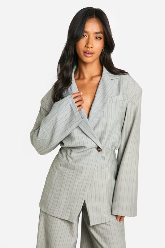 Keep toasty this season with our collection of petite coats and jackets. From petite trench coats to petite teddy coats, our coats for petite women are specifically designed to fit all you girls sitting pretty at 5'3'' and under. Step out in a petite blazer or pass the vibe check in a petite puffer jacket. Whatever your style, we've got you, girl. This one would look dreamy with a pair of straight leg jeans, an oversized hoodie and chunky trainers.Style: BlazerDesign: StripesFabric: Woven CrepeNeckline: CollaredSleeve Length: Long Sleeve