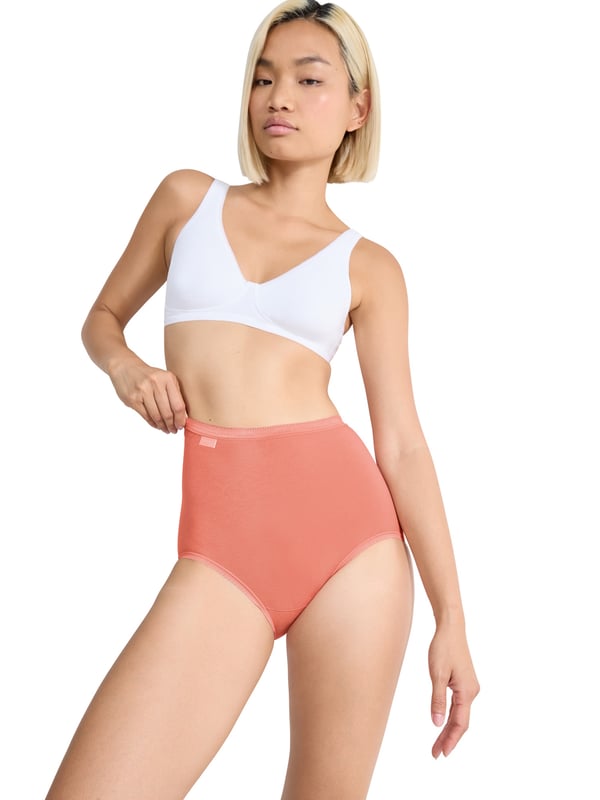 Dieser Damen-Maxi-Slip kombiniert angenehmen Komfort mit femininen Details. Gefertigt aus weichem Baumwollstretch, passt er sich perfekt an und bietet den ganzen Tag über ein angenehmes Tragegefühl. Der hohe Taillenbund und der elastische Bund sorgen für eine bequeme und sichere Passform. Ein gewebtes Label am Bund und der dezente spitzenbesetzte Saum verleihen dem Slip eine elegante Note. Im praktischen Dreierpack erhältlich, umfasst er verschiedene Farben, die Abwechslung in Ihre Unterwäschekollektion bringen. Ideal für Frauen, die auf Stil und Funktionalität gleichermaßen Wert legen. Perfekt für den Alltag und dabei stets bequem und stilvoll.