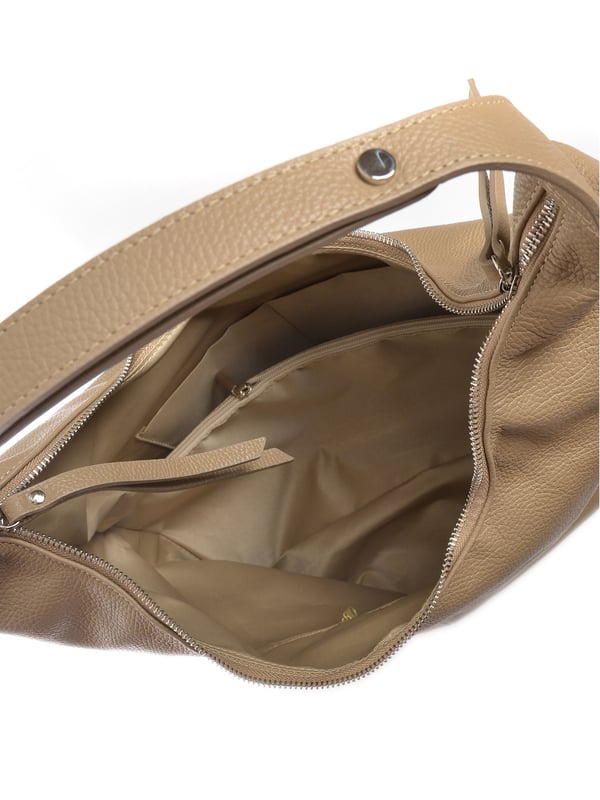 Bolso de hombro  
100% cuero de vaca  
Cierre superior con cremallera  
Bolsillos internos con cremallera  
Dos compartimentos  
Dimensiones: 33x43.5x12 cm  
Asa: 51 cm
