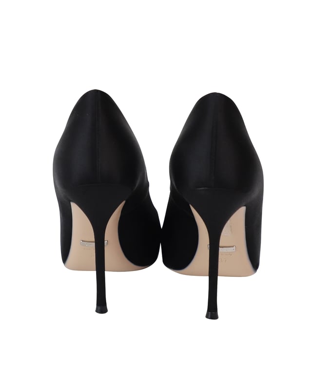VINTAGE, RRP AS NEW
Gucci is well-known for graceful designs, and the label is synonymous with opulence, femininity, and elegance. Crafted from satin in a square-toe silhouette, the pumps are adorned with the signature Dionysus symbols and are raised on slender heels.

Includes box and dust bag.

Gucci Dionysus Embellished Pumps in Black Satin
Condition: very good
Material: Satin
Size: 37
Sign of wear: light wear
SKU: 261775