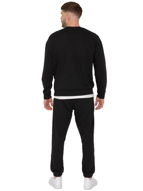 Das Averè by Enzo Milano Herren Oversized Sweatshirt zeichnet sich durch eine entspannte und legere Passform aus, perfekt sowohl zum Entspannen als auch für den täglichen Gebrauch. Auf der Vorderseite befindet sich ein dezentes Averè-Logo auf der Brust. Das Sweatshirt hat lange Ärmel und einen gerippten Rundhalsausschnitt mit gerippten Bündchen, was eine saubere, klassische Silhouette verleiht. Der weiche Stoff und das Fleecefutter sorgen für Komfort, während der tiefe Schulteransatz den Oversized-Look betont. Die Rückseite bleibt schlicht, was den eleganten und minimalistischen Stil unterstreicht. Ideal zum Kombinieren mit Jogginghosen oder Jeans für ein entspanntes Outfit.