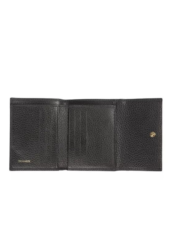 Cartera de mujer en piel repujada.
  Cierre con boton de presion para mayor seguridad.
  Amplio espacio para billetes y tarjeteros.
  Dimensiones compactas de 12x10x22.
  Eleva tu estilo diario.