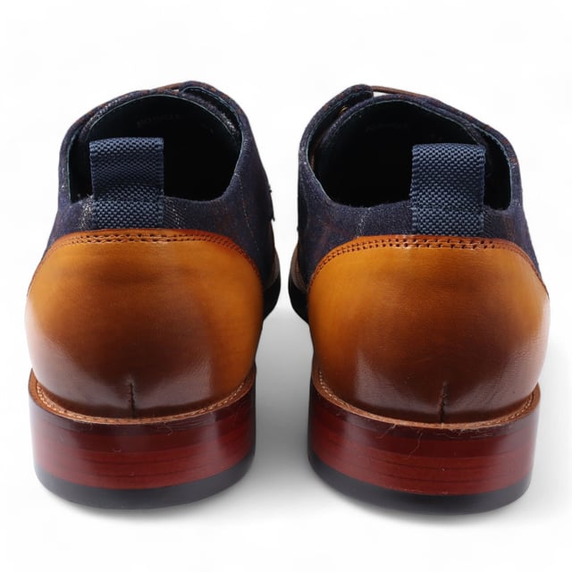 Dale estilo a los zapatos Oxford de cuero Ronnie de Justin Reess para hombre en una sofisticada combinación de colores azul marino y tostado. Estos zapatos Oxford presentan un diseño atemporal con un toque moderno, perfectos para eventos formales y entornos profesionales. Fabricados con cuero de alta calidad, ofrecen durabilidad, comodidad y un aspecto refinado que complementa cualquier conjunto. El cierre seguro con cordones garantiza un ajuste personalizable, brindando comodidad y estabilidad durante todo el día. Diseño Oxford clásico para un aspecto refinado y elegante Construcción de cuero de primera calidad para mayor durabilidad y comodidad Esquema de colores azul marino y tostado moderno para un estilo versátil Cierre seguro con cordones para un ajuste estable y personalizado