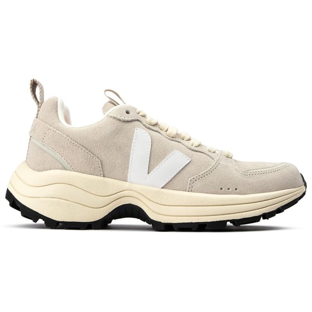 Llama la atención con estas fabulosas Veja Venturi, los zapatillas de corte natural hechas para quienes están a la moda y tienen conciencia. Fabricadas con suave gamuza, complementadas por una suela de goma hecha de materiales sostenibles y parcialmente biobasados, y una plantilla de algodón orgánico, estas elegantes zapatillas son tan cómodas como están a la moda. Este básico sostenible de Veja cuenta con una suela gruesa y elevada para un look estiloso y sin esfuerzo.