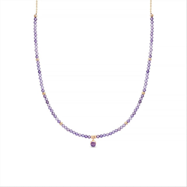 Collar athat de aleacion de metal y circonita amatista con acabado en baño de oro amarillo de 18 quilates. Además de lograr estilismos para trotar por el mundo, los diseños de la línea de AFRICA Fantasia marcan la diferencia y consiguen que esa diferencia sea radical. Diseños realizados cuidadosamente a mano con piedras multicolor, turquesas y perlas, dan vida a unas sofisticadas joyas.  Su exotismo solo es comparable con su recato. Intuitiva, ponderada acierta cada vez que te lo pones y representa como pocas el carácter urbano más cosmopolita: BE AUTHENTIC (NOT) UNIQUE.