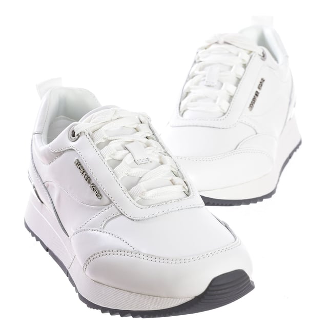 Allie Stride T2ALFS3L women's sneaker The Allie Stride sneakers are ideal for adding an irresistible luxurious air to any look. This low-cut style is designed with ultra-soft leather and nylon panels, as well as metallic details that add a touch of shine to your every step. They are perfect for going from the gym to the city.
Leather/nylon/metallic fabric
Lining: polyester blend
Sole: rubber
almond tip
Lace-up closure
Imported product
Composition: 100% Cow skin
Care:
Wipe with a damp tissue.