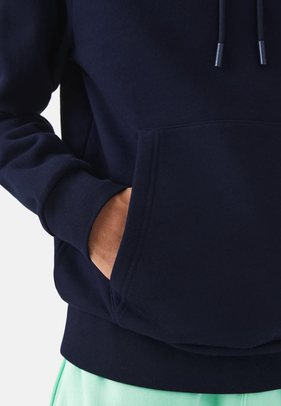 Trendy, warm, lightweight: a must-have for the crocodile wardrobe. Plain-coloured hooded sweatshirt with a kangaroo pocket and logo patch in a modern silhouette.