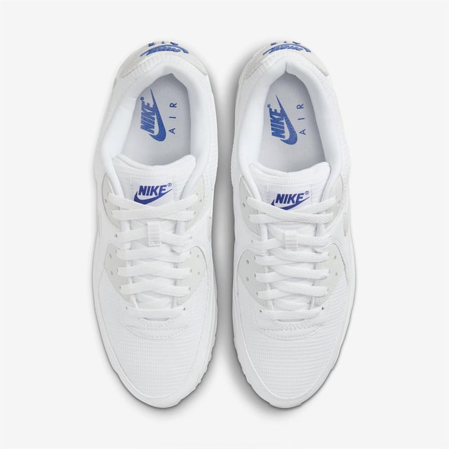 Nike Air Max 90 Heren in Wit/Photon Dust/Game Royal COMFORT, ERFGOED.NIETS BETERS. Niets zo vlieg, niets zo comfortabel, niets zo bewezen.De Nike Air Max 90 blijft trouw aan zijn OG running roots met de iconische Waffle zool, gestikte overlays en klassieke TPU details.Klassieke kleuren vieren je frisse look terwijl Max Air demping comfort toevoegt aan de reis.Prestatiecomfort De Max Air unit in de hiel is oorspronkelijk ontworpen voor prestatiegericht hardlopen en zorgt voor ongelooflijke demping. Veelzijdige stijl Het low-top ontwerp wordt gecombineerd met een gewatteerde kraag voor een gestroomlijnde look die zacht en comfortabel aanvoelt. Retro Vibes De gestikte overlays en TPU accenten zorgen voor duurzaamheid, comfort en de iconische jaren 90 look waar je van houdt. Product Details Bovenwerk van textiel met leren en synthetische overlays Schuim tussenzool Rubberen wafelzool voor extra tractie en duurzaamheid Afgebeelde kleur: White/Photon Dust/Game Royal Style: FZ7186-100 De oorsprong van Nike Air Max De revolutionaire Air-technologie werd in 1978 voor het eerst toegepast in Nike schoenen.In 1987 debuteerde de Air Max 1 met zichtbare Air-technologie in de hiel, waardoor fans meer konden zien dan alleen het gevoel van Air-demping.Sindsdien zijn de volgende generatie Air Max schoenen een hit geworden onder atleten en verzamelaars met opvallende kleurencombinaties en betrouwbare, lichtgewicht demping.