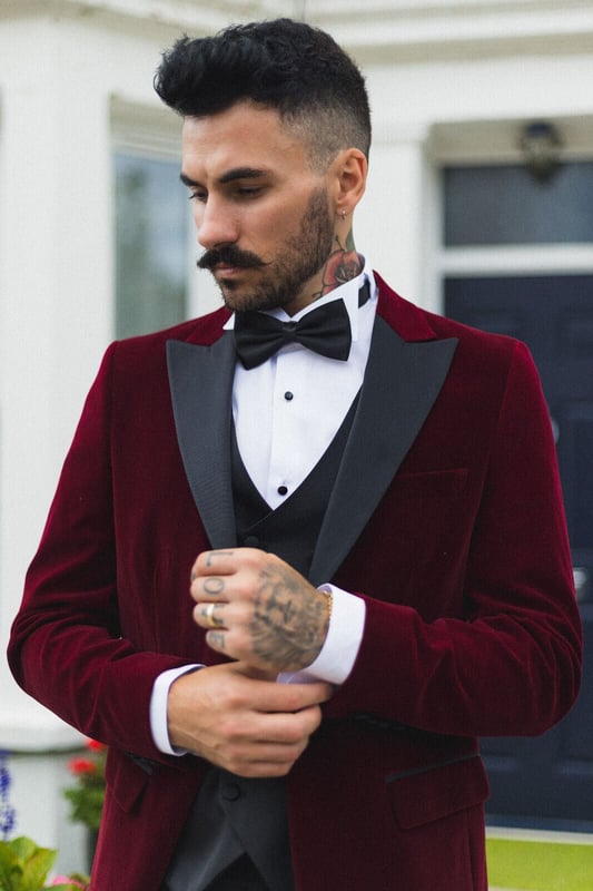 Werten Sie Ihren Stil mit dieser burgunderroten Samt-Smoking-Anzugjacke für Herren auf, die perfekt zugeschnitten ist und einen eleganten und eleganten Look verleiht. Es ist aus atemberaubendem rotem Samt gefertigt und verfügt über ein kontrastierendes spitzes Revers aus schwarzem Satin und passende Satinknöpfe sowie ein klassisches rundes Retro-Schalrevers aus schwarzem Satin für zeitlose Eleganz. Wichtige Designmerkmale: Premium-Samt-Finish: Der luxuriöse burgunderrote Samtstoff strahlt Opulenz und Raffinesse aus und gibt ein mutiges Stil-Statement ab. Kontrastierende Satin-Akzente: Die schwarzen Revers und Knöpfe aus Satin sorgen für einen auffälligen Kontrast und verleihen einen Hauch von Raffinesse und Flair. Klassischer Schal Revers: Das runde Schalrevers verleiht dem Design ein klassisches und zeitloses Element, das an Vintage-Hollywood-Glamour erinnert. Maßgeschneiderte Passform: Mit einer maßgeschneiderten Passform, die ein Gleichgewicht zwischen schlank und normal schafft, sorgt diese Jacke für eine moderne, schmeichelhafte Silhouette. Vielseitige formelle Kleidung : Ideal für formelle Anlässe wie Hochzeiten, Bälle, Partys und Black-Tie-Events. Mit diesem Smoking-Smoking heben Sie sich mit mühelosem Stil von der Masse ab. Vervollständigen Sie Ihr formelles Ensemble mit diesem exquisiten Samtblazer und entdecken Sie in unserem Shop noch mehr Stile und Farben passend zu Ihrem Geschmack und Anlass.