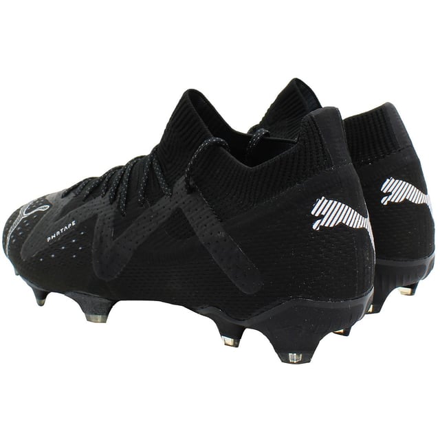 Botas de fútbol para hombre Puma Future Ultimate FG/AG, meticulosamente diseñadas para ofrecer un rendimiento y versatilidad inigualables tanto en terrenos firmes (FG) como en césped artificial (AG). Estas botas están diseñadas para potenciar a los jugadores con velocidad explosiva, control preciso y agilidad dinámica, asegurando que dominen el campo con confianza.

Características clave:

Parte superior Adaptativa FuzionFit+: La innovadora parte superior FuzionFit+ se adapta a la forma de tu pie, proporcionando un ajuste personalizado para máxima comodidad y soporte. Experimenta estabilidad y capacidad de respuesta mejoradas, lo que te permite moverte con agilidad y confianza.

Tecnología de Parte Superior Matryxevo: Confeccionadas con tecnología de parte superior Matryxevo, que es ligera y duradera, estas botas ofrecen un mejor toque y control del balón. El patrón de tejido innovador mejora la capacidad de respuesta y agilidad, permitiendo pases, tiros y regateos precisos.

Sistema de Movimiento Dinámico: Diseñado para optimizar la agilidad y la capacidad de respuesta, el Sistema de Movimiento Dinámico facilita cambios de dirección rápidos y aceleraciones explosivas. Ya sea que estés esquivando defensores o sprintando hacia la portería, estas botas permiten un movimiento y control fluidos.

Suela UltraFast Pebax®: La suela UltraFast Pebax® está diseñada para proporcionar máxima tracción y estabilidad en terrenos firmes y césped artificial. Domina el campo con confianza, sabiendo que tienes el agarre necesario para maniobrar rápidamente y de manera decisiva.

Experimenta la combinación definitiva de rendimiento y estilo con las botas de fútbol para hombre Puma Future Ultimate FG/AG. Diseñadas para jugadores que exigen lo mejor, estas botas son la clave para desbloquear tu máximo potencial en el campo.