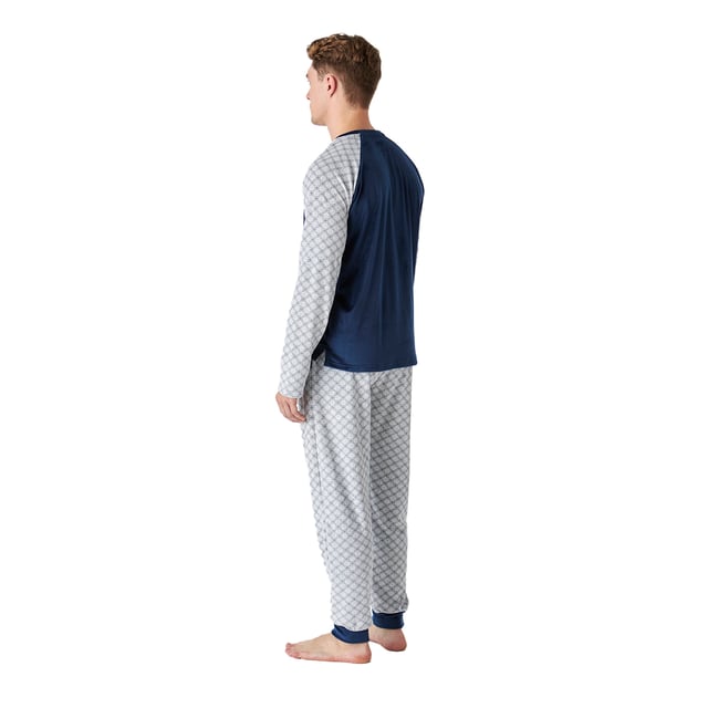 Descubre el confort y la elegancia de este pijama para caballero.

Confeccionado en suave terciopelo, este pijama es ideal para las noches frescas ofreciendo una sensación de calidez y confort excepcionales. 

El conjunto incluye una parte superior de manga larga con un elegante estampado en las mangas, junto con pantalones que presentan un estampado atractivo y cuentan con prácticos bolsillos laterales. La cintura elástica ajustable mediante cordones garantiza un ajuste perfecto y libertad de movimiento.

Las costuras vistas a tono añaden un detalle sutil pero elegante.

Disfruta de la suavidad del terciopelo y de un diseño que combina moda y funcionalidad.
 Composición: Camiseta: 95% Poliéster, 5% Elastano; Pantalón: 73% Poliéster, 27% algodón
 Cuidados:
-Lavar en un ciclo suave.
-Siempre usar agua fría o tibia. 
-No usar secadora. Es mejor secarlo al aire. 
-Si es necesario, planchar a temperaturas bajas.
-No usar blanqueadores.