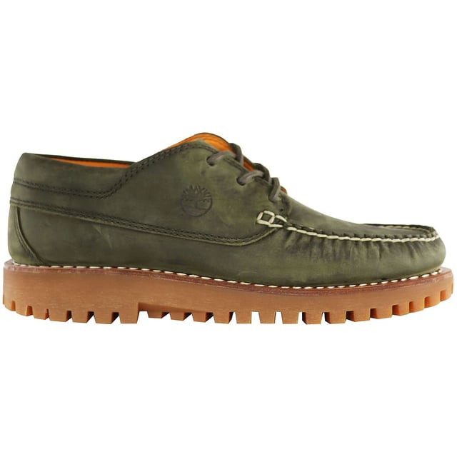 Die grünen Timberland Jackson's Landing Moc Toe Herrenschuhe sind eine stylische und robuste Wahl für Männer, die Wert auf Outdoor-inspiriertes Design, Komfort und Langlebigkeit legen. Hier sind die wichtigsten Merkmale dieser grünen Schuhe: Moc Toe-Design: Die Moc Toe-Konstruktion verleiht dem Schuh nicht nur einen stilvollen Look, sondern sorgt auch für Strapazierfähigkeit und Abriebfestigkeit. Grüne Farbe: Die grüne Farbe dieser Schuhe ist ein echter Hingucker und verleiht Ihrem Look einen Hauch von Outdoor-Inspiration. Premium-Leder: Timberland ist für seine hochwertigen Materialien bekannt. Diese Schuhe werden typischerweise aus hochwertigem Leder gefertigt und bieten sowohl Stil als auch Langlebigkeit. Bequeme Innensohle: Diese Schuhe verfügen oft über eine gepolsterte Innensohle für zusätzlichen Halt und Komfort bei langem Tragen. Strapazierfähige Laufsohle: Die Laufsohle ist auf Traktion und Strapazierfähigkeit ausgelegt und eignet sich daher für verschiedene Outdoor-Aktivitäten. Schnürverschluss: Der Schnürverschluss ermöglicht eine sichere und individuelle Passform. Timberland-Branding: Diese Schuhe tragen typischerweise das Timberland-Logo, das für Qualität und robusten Stil steht. Vielseitig einsetzbar: Diese Schuhe sind vielseitig genug, um mit verschiedenen Freizeitoutfits kombiniert zu werden und eignen sich für Outdoor-Abenteuer, Wanderungen oder einfach, um Ihrem Alltagslook einen robusten Touch zu verleihen. Die Timberland Jackson's Landing Moc Toe Herrenschuhe in Grün bieten eine robuste und stilvolle Option für Männer, die die Natur genießen und gleichzeitig Wert auf Komfort und Langlebigkeit ihrer Schuhe legen. Ob Sie ein Outdoor-Abenteuer planen, die Wildnis erkunden oder Ihrem Alltagslook einfach einen Hauch von robustem Stil verleihen möchten – diese Schuhe bieten eine hervorragende Balance aus Outdoor-Ästhetik und modernem Komfort.