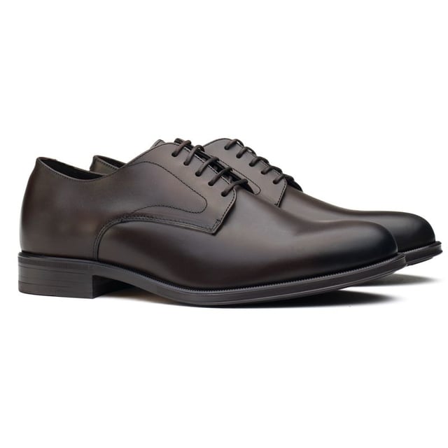 Zapatos Duke Master de Hackett London Adéntrate en el mundo de la sofisticación con los zapatos Duke Master de Hackett London. Elaborados a mano en Portugal, estos zapatos Derby marrones presentan un lujoso upper de cuero con delicadas costuras decorativas que adornan cada lado, mientras que la plantilla de cuero curtido acaricia tu pie con cada paso. Estos zapatos con cordones elevarán tu estilo de inteligente a magistral con su elegante y pulido suela que garantiza una elegancia antideslizante.