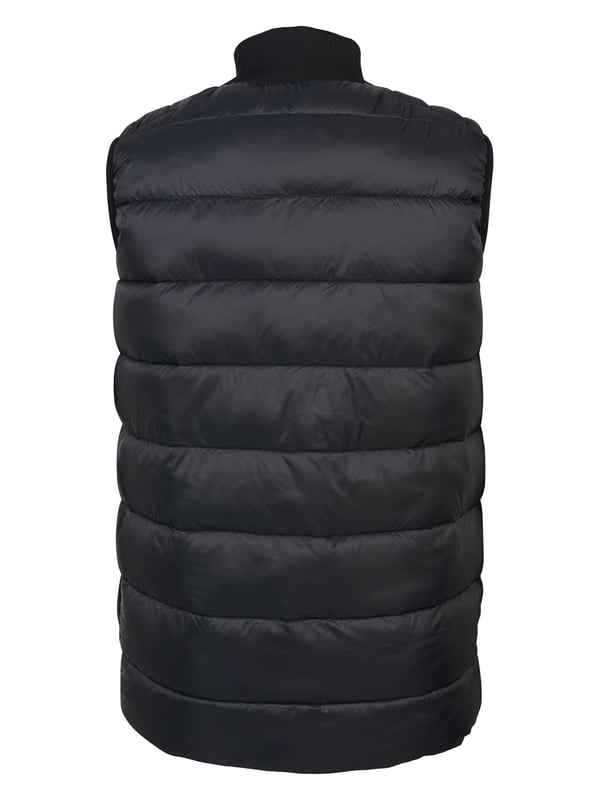Ce gilet de corps confortable est doté d'un zip, de poches latérales et d'un logo Petrol sur la poitrine.Doudoune sans manchesZipPoche de poitrineLogo PetrolPoches latérales100% polyamideRembourrage : 100% polyester recycléLe mannequin mesure 149 cm et porte la taille 152.