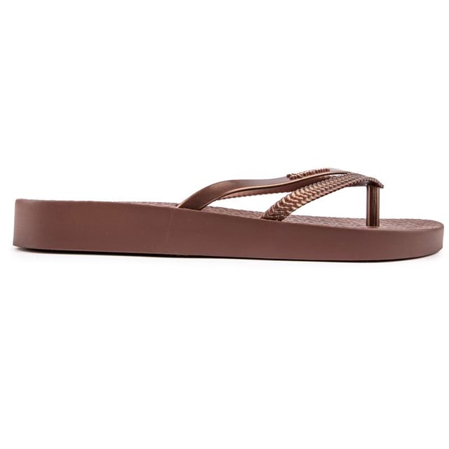 These Iconic And Trendy Flip Flops Bossa From Ipanema Brazil Tick All The Boxes. Made With Eco-friendly Materials And 100% Recyclable, This Stylish Design Has Embossed And Branded Toe Straps. They Are Great For The Beach, Chillaxing Days At The Spa Or For Your Wellness Treatment. Feel Good, Look Good.