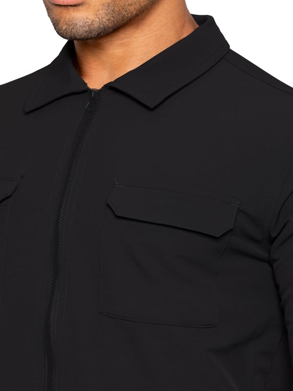 Enzo Herren Cargo Shacket Trainingsanzug Set. Cargo-Jacke mit Kragen und Reißverschluss. Merkmale: Obere Cargo-Taschen vorne, lange Ärmel, abgesteppte Abschlüsse an Manschette und Saum. Das Set wird mit einer schmal geschnittenen Cargo-Hose mit geradem Bein vervollständigt. Elastischer Bund mit verstellbarem Kordelzug. Zwei seitliche Reißverschlusstaschen, eine Gesäßtasche, zwei Cargo-Außentaschen. Gefertigt aus hochwertigem Stretch-Material. Modern, stilvoll und bequem.