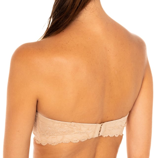 Calvin Klein bra. 
 Black color 
 Preformed cups with light filling, and with rings. 
 Elastic braces, adjustable and with detail of the name of the signature. 
 Elastic sides and lace detail. 
 Clasp closure on the back, three positions. 
 Comfortable and breathable fabric. 
 Seams seen in tone. 

 Composition: 78% Nylon. - 22% Elastane. 

 Washing instructions: 
 - Wash maximum at 40ºC. 
 - Iron at medium temperature, max. 110 ° C. 
 - It does not allow to use dryer. 
 - Do not use bleach. 
 - Does not support dry cleaning. 

 Size equivalence: 

 UK FR EU IT 
 30 80 65 30 
 32 85 70 32 
 34 90 75 34 
 36 95 80 36 
 38 100 85 38