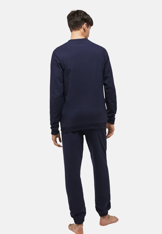 Solid-colored sweater with a round neckline, ribbed cuffs and label print in a regular fit.