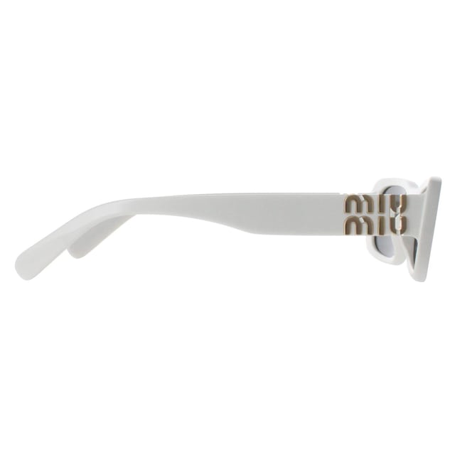 Las gafas de sol Miu Miu Rectangle Womens White Ivory Dark Grey MU08ZS presentan una atrevida montura rectangular meticulosamente elaborada en acetato de primera calidad, lo que garantiza su durabilidad y ligereza. Las lentes proporcionan una protección UV superior al tiempo que añaden un sofisticado toque de misterio. Decoradas con el logotipo de Miu Miu en las patillas, las gafas de sol MU08ZS están diseñadas para los entusiastas de la moda que se atreven a ser diferentes. Eleve su juego de accesorios y haga una declaración con estas gafas de sol de estilo único de Miu Miu.