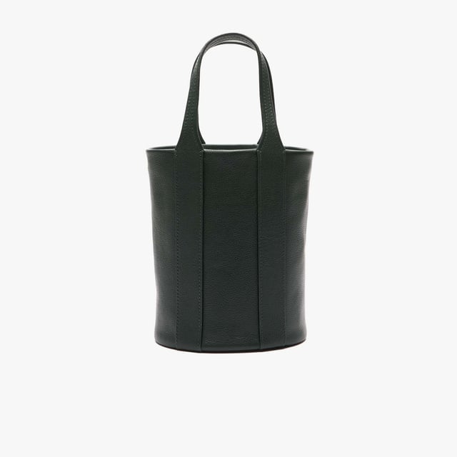 Dames Lacoste City Court bucket bag van grainleer met afneembare riem Verfijnde lijnen, een tijdloos ontwerp en eersteklas leer: Deze City Court bucket bag is een les in Lacoste elegantie. Een praktisch veelzijdig iconisch stuk met een afneembare riem: draag hem op jouw manier.- Afmetingen: L6.3 x H8.7 x D5.5 inch - L16 x H22 x D14.5 cm - Grain lederen buitenkant - Afneembare riem: 28'' - 51'' - 70cm - 130cm - 3 binnenzakken - Krokodil op voorzijde- Ref: NF4517IE-B43