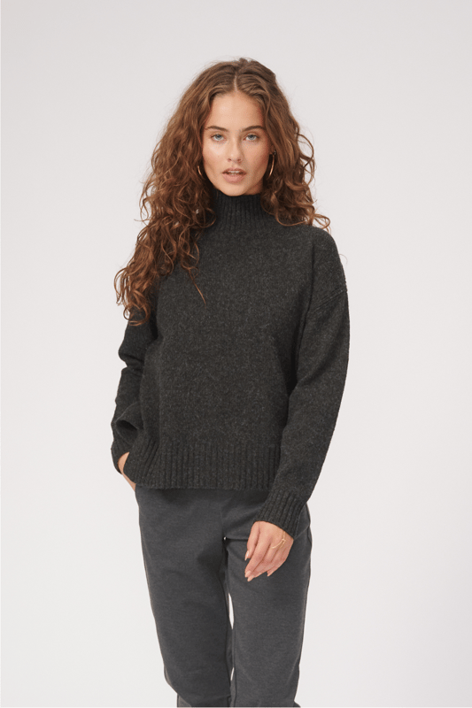 Turtleneck Knitwear de Teeshoppen   Este es un buen cuello de tortuga de Teeshoppen. Los cuellos de tortuga son especialmente buenos en los fríos meses de invierno cuando quieres usar algo más cálido. Pero los cuellos de tortuga también se pueden usar para la apariencia diaria en primavera y otoño. El cuello de tortuga es en realidad una opción obvia para varias ocasiones, ya que puede usarlo para crear muchos atuendos diferentes. La ropa de punto aparece aquí en gris oscuro. Es un color neutro que es ideal para el uso diario.    cuello de tortuga con cuello roll   Con esta ropa de punto, obtienes un cuello de tortuga. Esta ropa de punto con cuello de tortuga es perfecto para los meses fríos, ya que el cuello de tortuga te da calidez para tu cuello.    ¿Qué tamaño es la ropa de punto? XS, S, M, L y XL. Los tamaños están adaptados para mujeres.