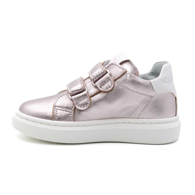 Spezifikationen: Sneakers aus Metallic-Leder mit glänzenden und glitzernden Einsätzen an der Seite. Obermaterial: Leder. Schnürung: Streifen. Sohlentyp: Leicht erhöht an der Ferse