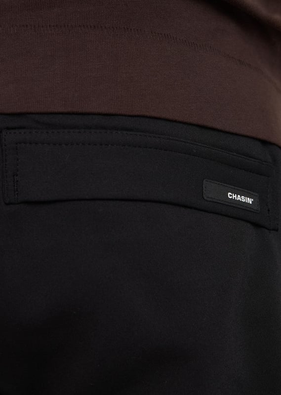 Passform & Material Die Rift.L Flow ist eine schmal zulaufende Cargohose aus einem modernen und technischen Stretch-Baumwollmix. Diese Cargohose hat eine reguläre Passform um die Oberschenkel herum und verengt sich allmählich in Richtung der Knöchel. Durch die Reißverschlüsse an den Knöcheln ist eine individuelle Anpassung möglich.  Details Diese Cargohose verfügt über 7 Taschen, darunter zwei 3D-förmige Cargotaschen mit Druckknopfverschluss. Die rechte Tasche ist mit einer zusätzlichen Tasche-auf-Tasche mit Reißverschluss ausgestattet. Elastische Bänder sind um die Taille und die Knöchel vorhanden. Außerdem ist die Cargohose mit einem Kordelzugverschluss versehen.  Technische Daten  Schmal zulaufende Passform Technischer Stretch-Stoff Verstellbare Knöchelweite 7 Taschen Elastische Bänder Kordelzugverschluss