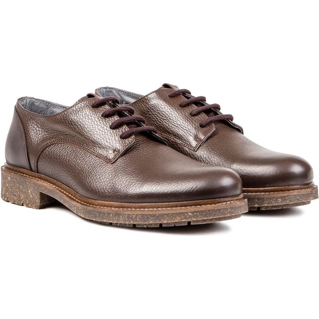 Mit diesem braunen Derbyschuh, der nachhaltigen Schuhmarke RE.SOLE, kannst Du Dich mit gutem Gewissen sehen lassen. Die Herrenboots machen mit dezenten Marken-Details und sauberer Verarbeitung Eindruck.  Das Leder dieses Modells stammt von der Leather-Working-Group, das verwendete Metall ist nickelfrei, die Schnürsenkel bestehen aus Bio-Baumwolle und die Sohle besteht zu 80 % aus recyceltem Gummi. Auch das Futter ist zu 90 % aus Upcycling-Polyester und der Laufsohlenrand aus recyceltem Spanplattenleder. RE.SOLE ist die nachhaltige Marke der Zukunft und exklusiv bei Soletrader erhältlich.