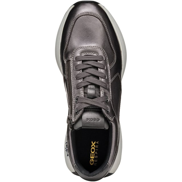 Amabel ist ein Low-Cut-Sneaker im Retro-Laufschuh-Stil mit viel modernem Charme. Gefertigt aus Metallic-Leder und einem perlglänzenden Material mit Ledereffekt, ist er ideal, um sportlich-schicken Charme in den Alltag zu bringen.