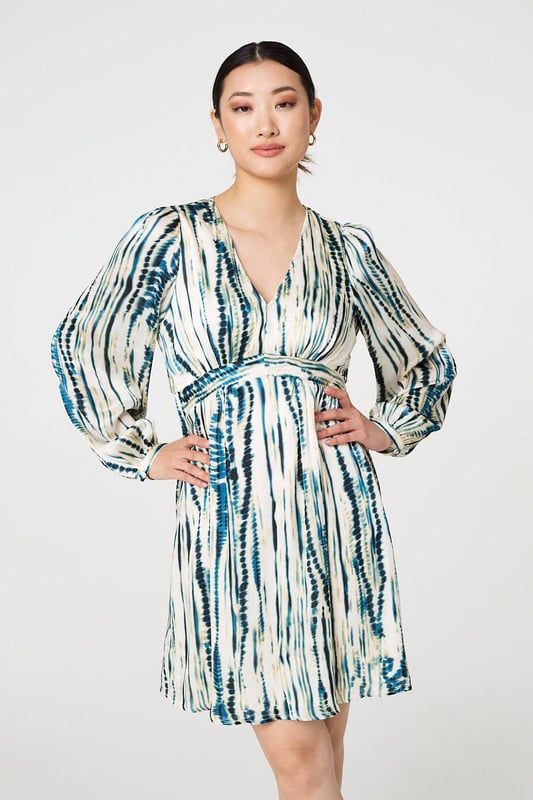 All body types look great in an empire waist dress. This one has a short length hem with long puff sleeves and a v-neck. The relaxed fit means you'll look effortlessly put-together at your next dinner, party or event.